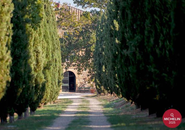 Resort per 2 persone, con Idromassaggio e Giardino nonché Piscina e Panorama in Chianti