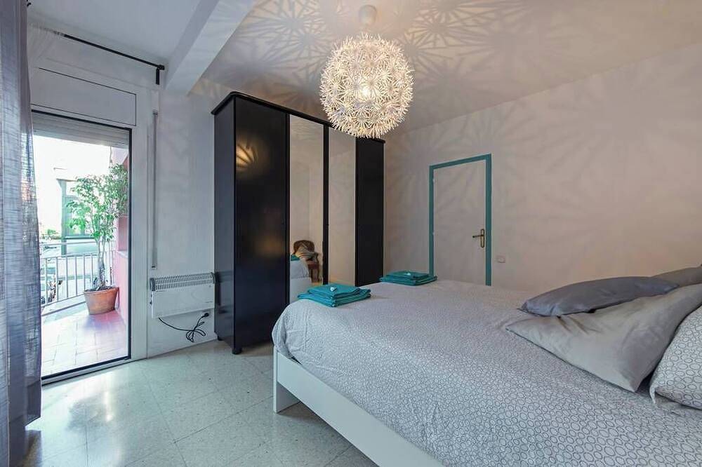 Entire apartment, 3 bedroom apartment 20' from Barcelona center and 7' walking from the beach. in Sant Adrià de Besòs, Barcelonès