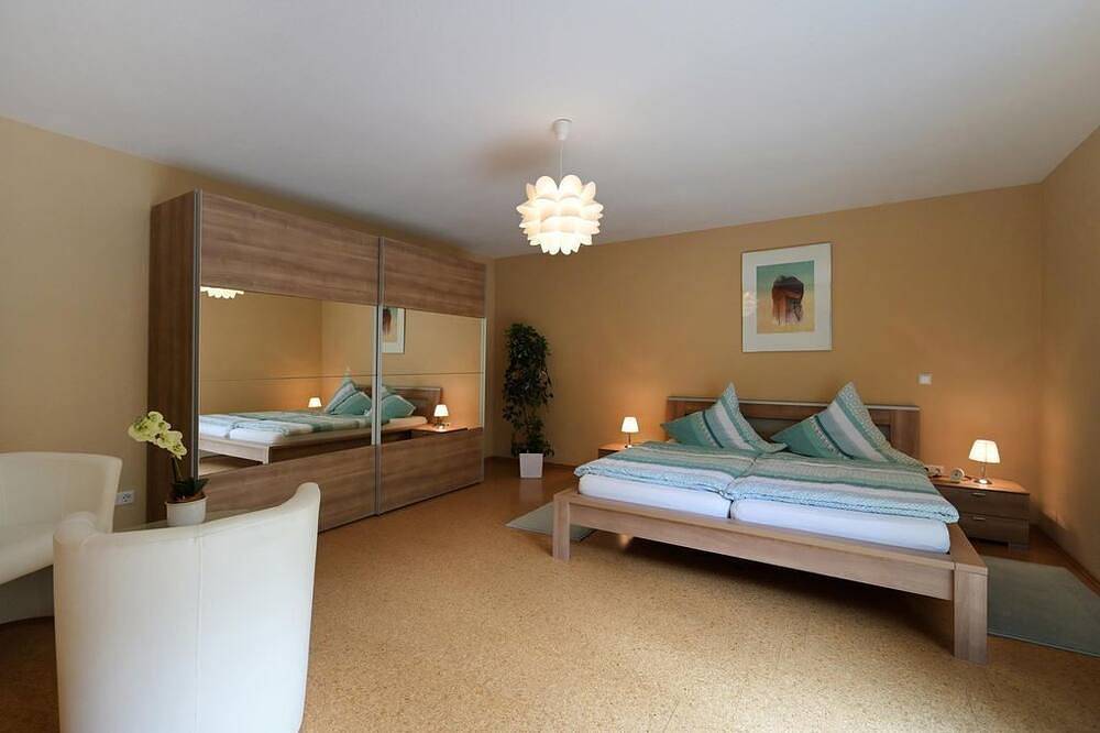 Ganze Wohnung, Ferienwohnung Weickenmeier - Ferienwohnung in Römerberg, Rheinebene