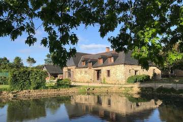 Gîte pour 10 personnes, avec jardin à Gennes-sur-Glaize