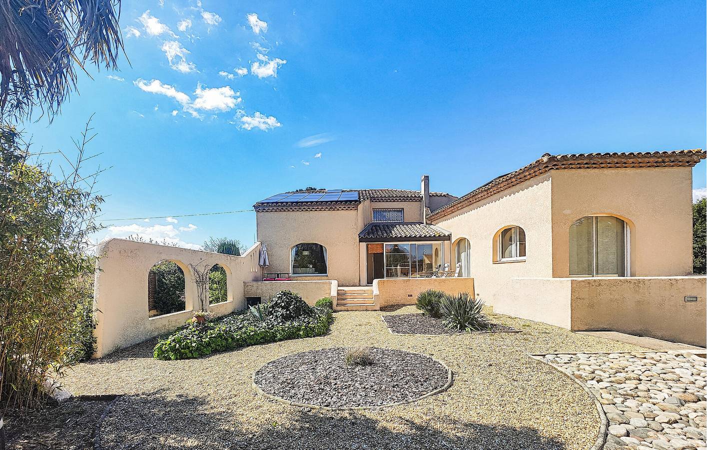 Geräumige 180 m² große Wohnung mit Pool und Annehmlichkeiten in der Nähe des Stadtzentrums von Montady in Montady, Côte d'Améthyste
