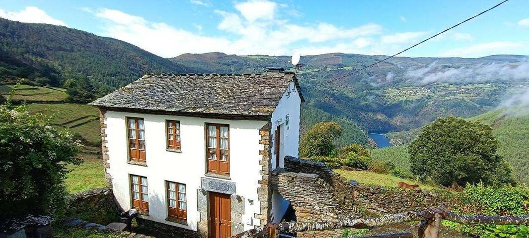 Casa rural para 5 personas, con vistas además de jardín y balcón en Eo-Navia