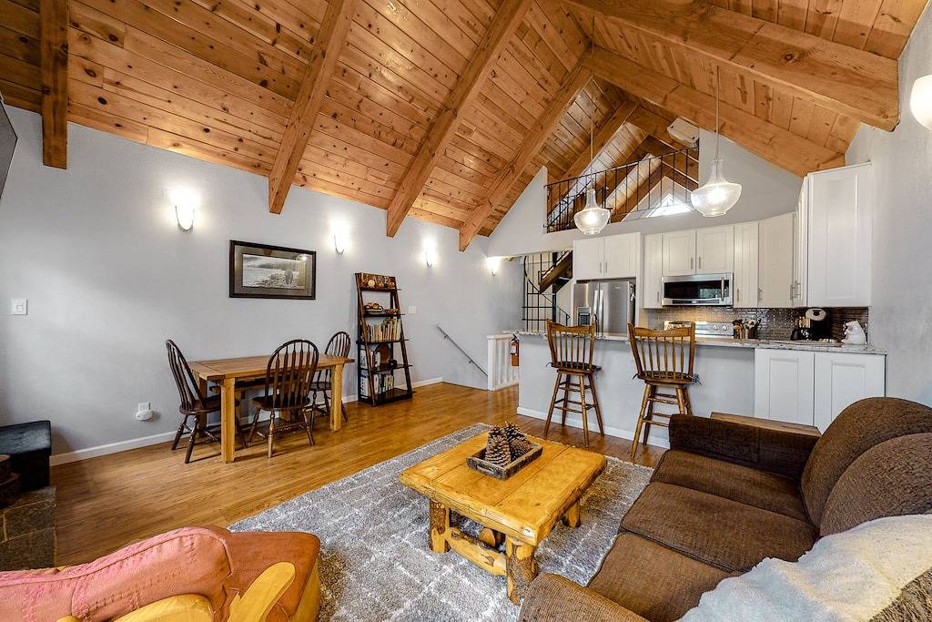 Two-Story Townhouse with an Updated Kitchen, Grill, & Free Wifi - Walk to Lake in Incline Village-Crystal Bay, Lake Tahoe