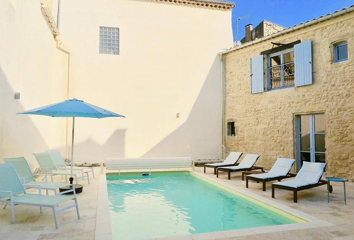 Maison Maison Chateau Courtyard in Saint-Geniès-de-Fontedit, Région de Béziers
