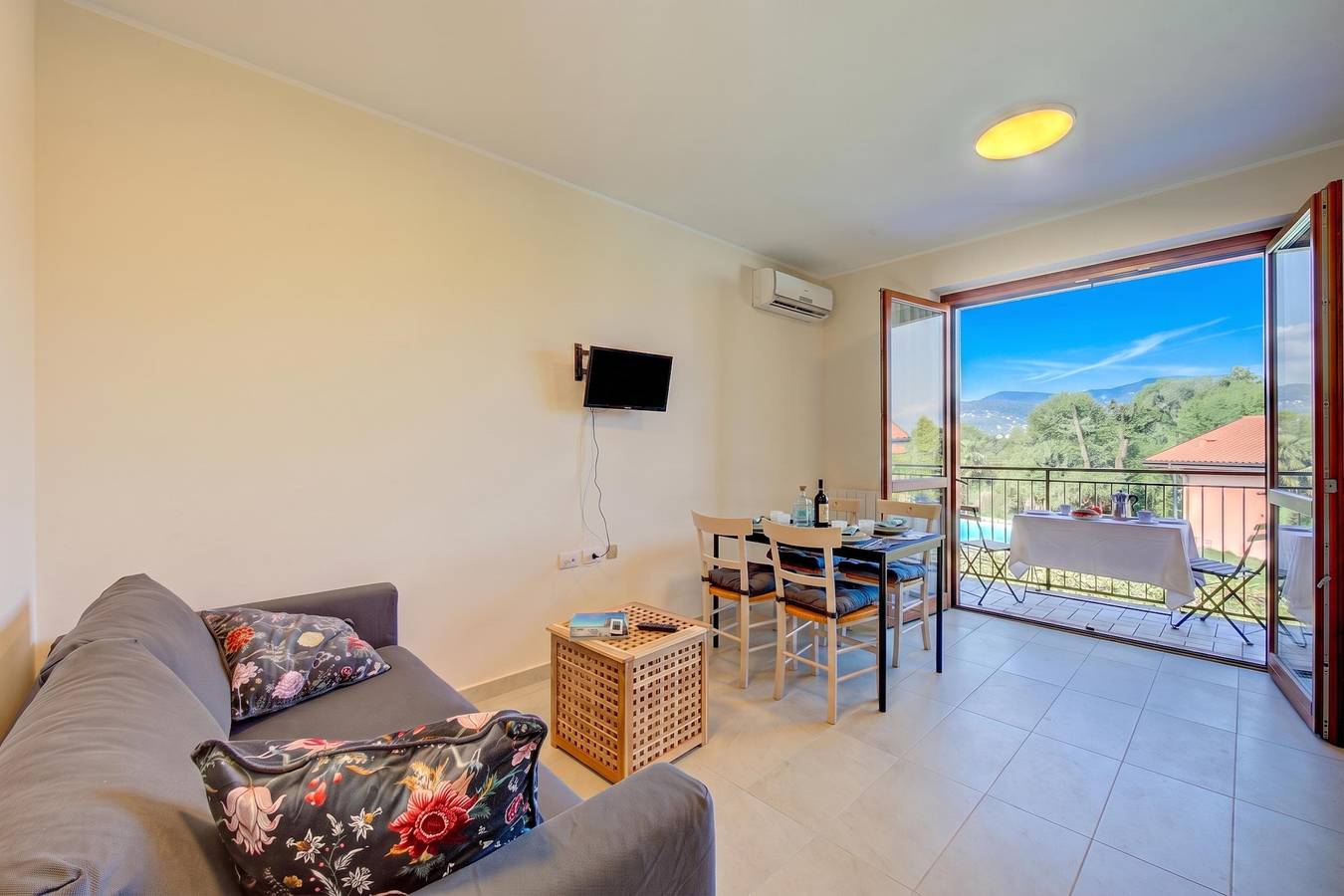 Cottage del Lago: Lake Maggiore Villa with Shared Pool in Ceresolo, Laveno-Mombello