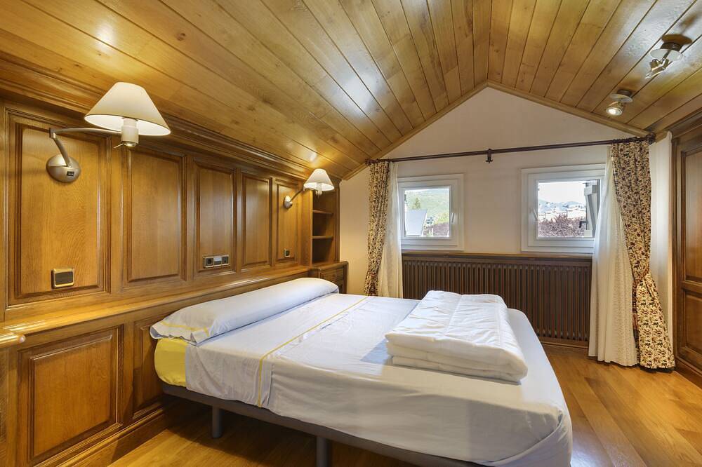 Chalet In Jaca. Ski. Private Pool in Jaca, Spanish Pyrenees