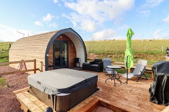 Holiday rental for 2 people, with hot tub and garden, with pets in Worcestershire