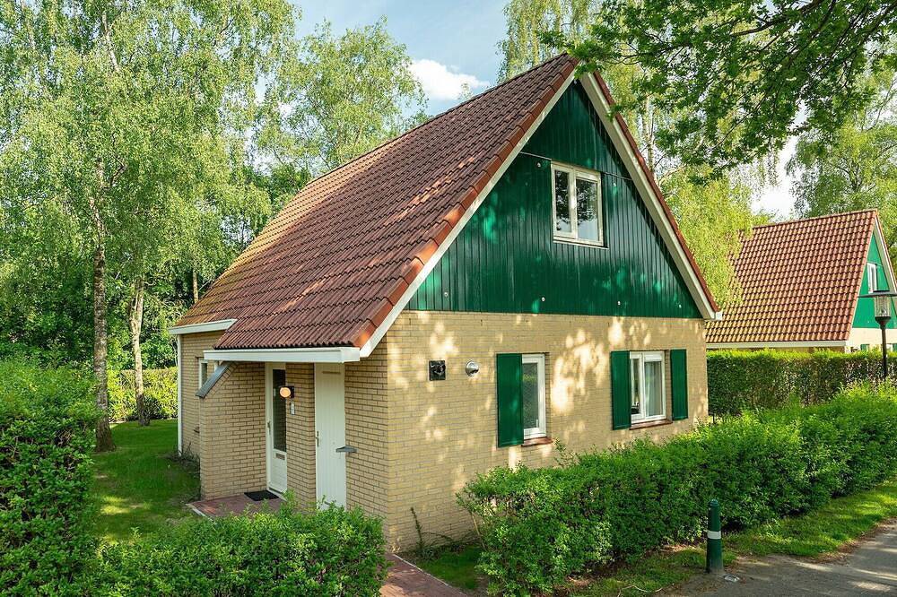 Comfortable bungalow for 4 persons in Diessen, Nordbrabant