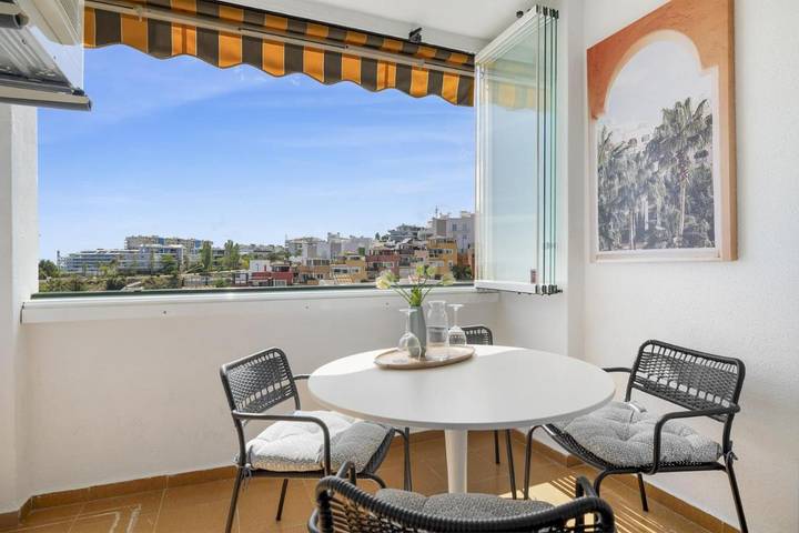Location de vacances pour 3 personnes, avec Jardin ainsi que Piscine et Vue dans Reserva del Higueron