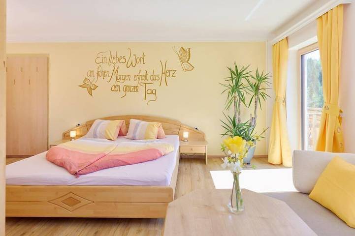 Ganze Wohnung, Sonnige Ferienwohnung 1 mit Balkon und Blick auf Garten und Berge in Lunz am See, Mostviertel
