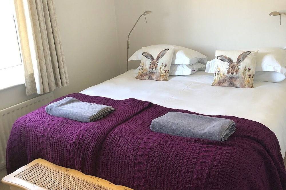 Beautiful New Forest cottage with direct forest access. Ponies at the gate! in Burley, Hampshire