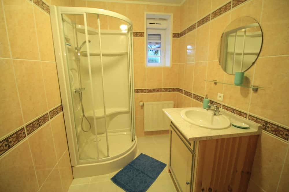 Périgord Noir, gezellige 4/6-persoons gîte, 2 slaapkamers, op mooi park met zwembad in Urval, Périgord Pourpre