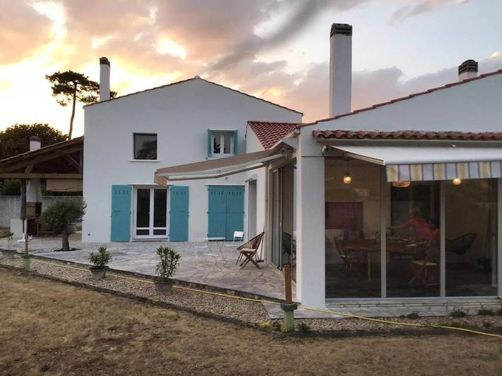 Location de vacances pour 16 personnes, avec vue ainsi que jardin et piscine dans Vert Bois - 3