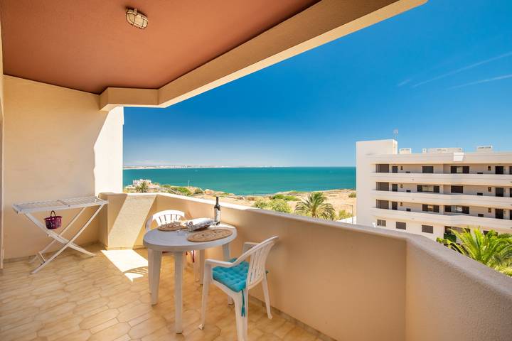 Ferielejlighed for 4 personer, med Balkon og Have såvel som Børnepool og Pool i Lagos