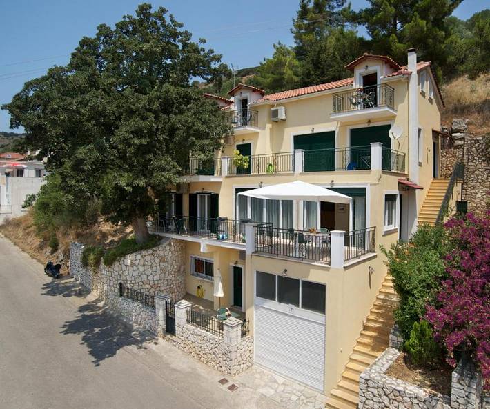 Διαμερίσματα διακοπών για 2 άτομα, με Μπαλκόνι και Ταράτσα καθώς και Θέα στην Αγία Ευφημία