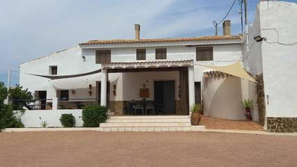Casa rural para 13 personas, con piscina además de vistas y terraza, Se admiten mascotas en Moratalla