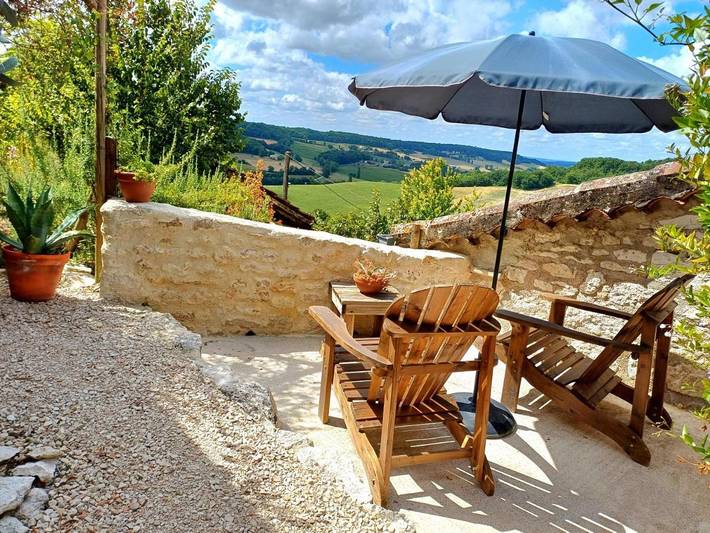 Location de vacances pour 2 personnes, avec vue ainsi que vue sur le lac et jardin à Flaugnac