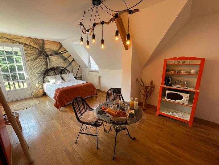 Chambre d’hôte pour 2 personnes, avec Terrasse ainsi que Jardin et Vue à Putot-en-Auge