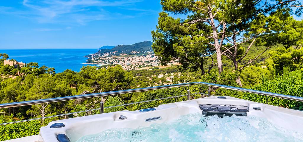 Gîte pour 6 personnes, avec Balcon/Terrasse et Jacuzzi ainsi que Terrasse et Piscine dans Plage Font Brun Carqueiranne