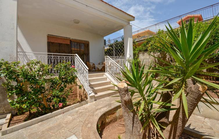 Apartamento soleado con ducha exterior, terraza y aparcamiento in Marina di Modica, Módica
