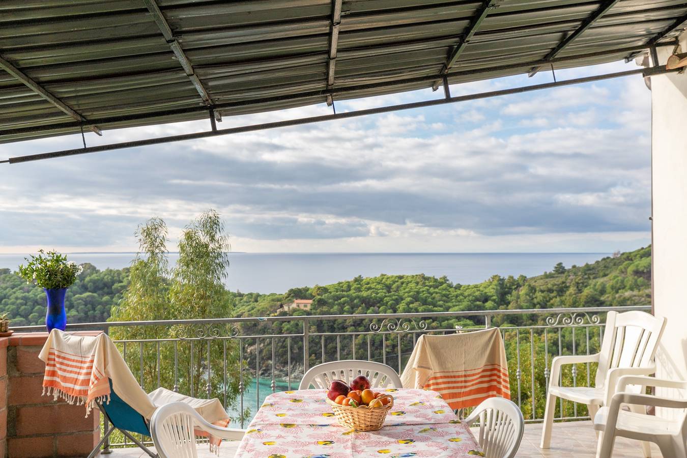 Entire apartment, Cottage with Wi-Fi, Sea View Terrace, Pets Welcome in Spiaggia Fetovaia, Campo nell'Elba