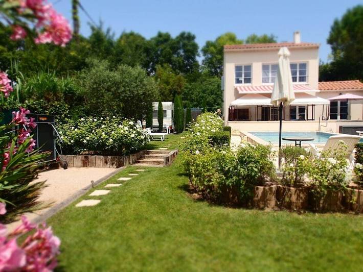 Location de vacances pour 6 personnes, avec terrasse et piscine à Paradou