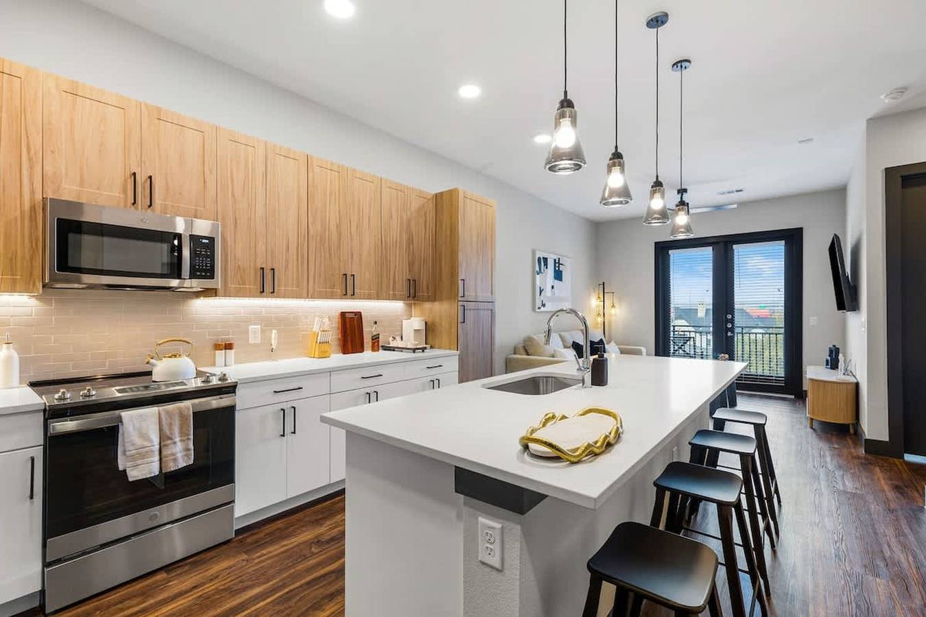 Apartamento entero, 12 Min to Downtown   Pool  Balcony   Free Parking in Austin, Condado de Travis