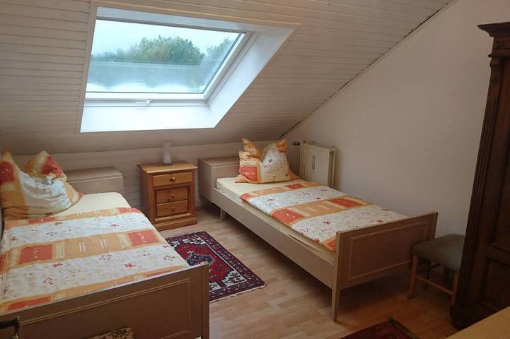 Ganze Wohnung, Komfortable Dachgeschoß-Ferienwohnung mit insgesamt 4 Räumen in München Ramersdorf, München