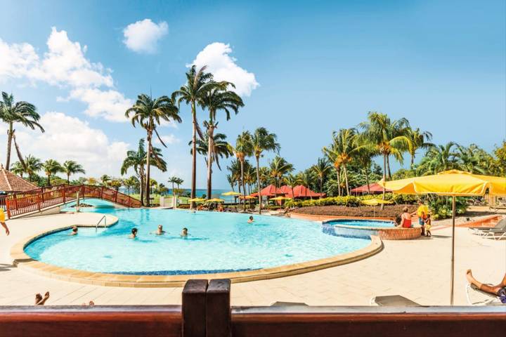 Location de vacances pour 4 personnes, avec terrasse et bassin pour enfant ainsi que jardin et piscine, animaux acceptés à Sainte-Luce