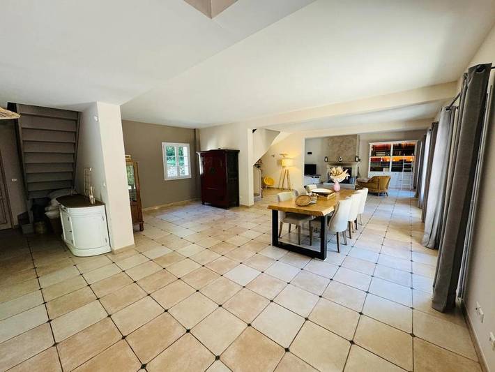 Location de vacances pour 12 personnes, avec piscine ainsi que vue et jardin à Tourves - 4