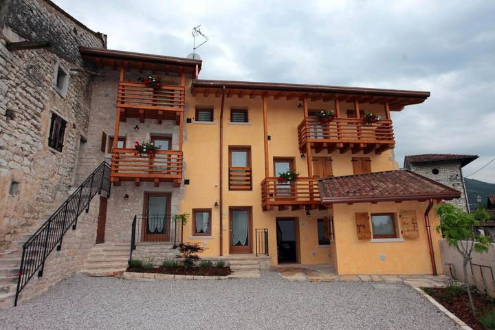 Gîte pour 7 personnes, avec Balcon ainsi que Terrasse et Vue à Polcenigo