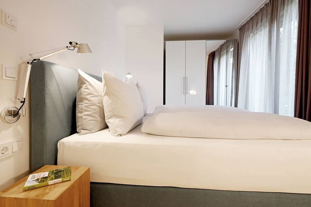 Ganze Wohnung, 2 Ferienappartements mit der Ausstattung eines Vier-Sterne-Plus-Hotelzimmers. in Edenkoben, Südliche Weinstraße