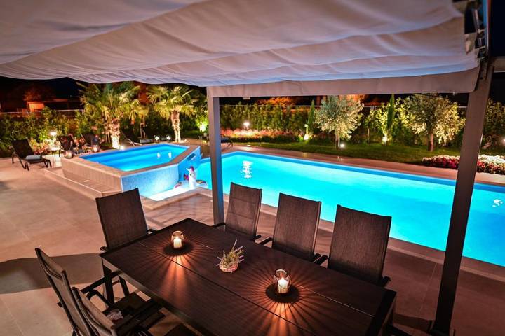 Villa pour 12 personnes, avec piscine ainsi que jardin et vue à Sinj - 4