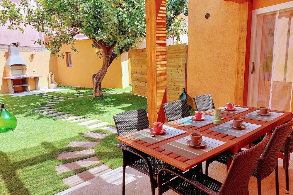 Downtown villa 3 bedrooms with 3 private bathrooms 5 min drive from beaches in Teulada, Cagliari Province