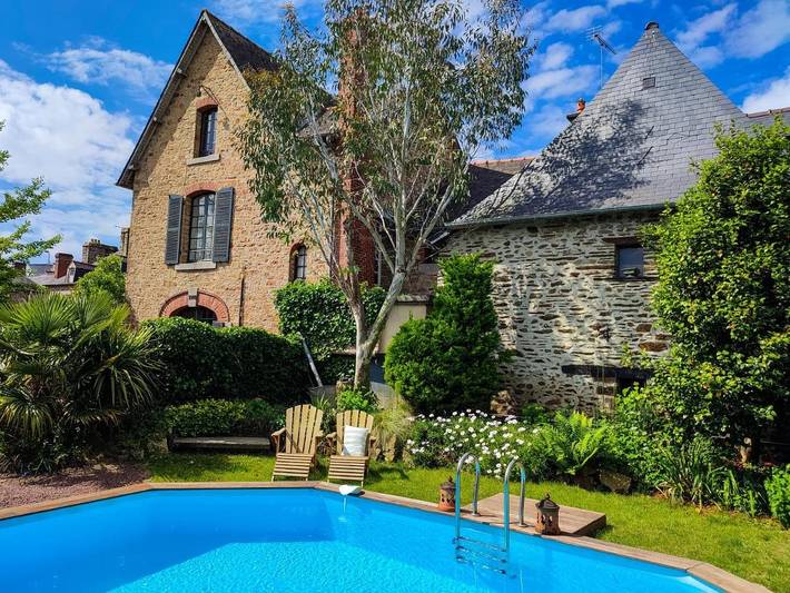Location de vacances pour 2 personnes, avec Terrasse et Jacuzzi ainsi que Jardin et Piscine à Antrain