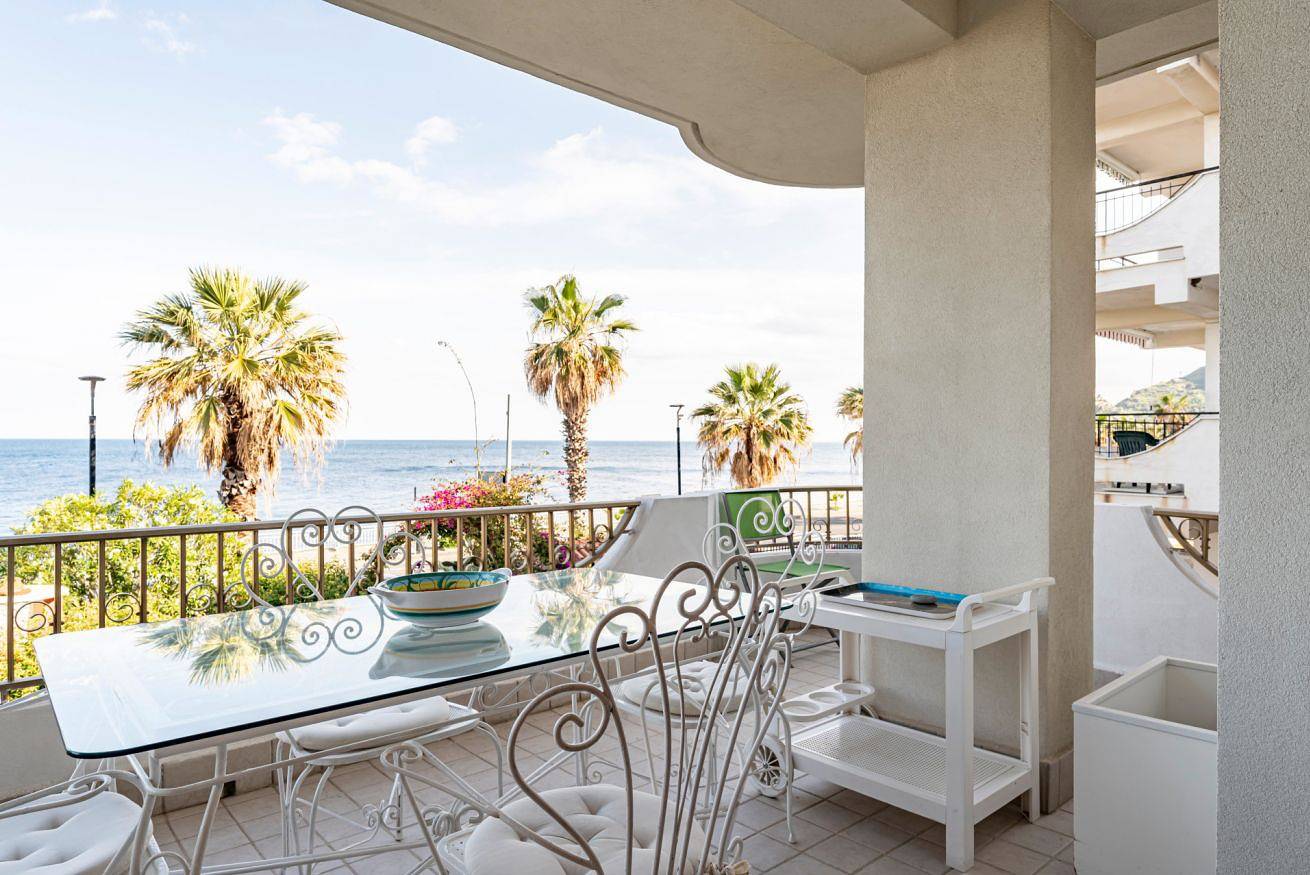 Appartamento intero, Guesthost  - Casa Giovanna Lungomare Sea view in Sant'Alessio Siculo, Provincia di Messina