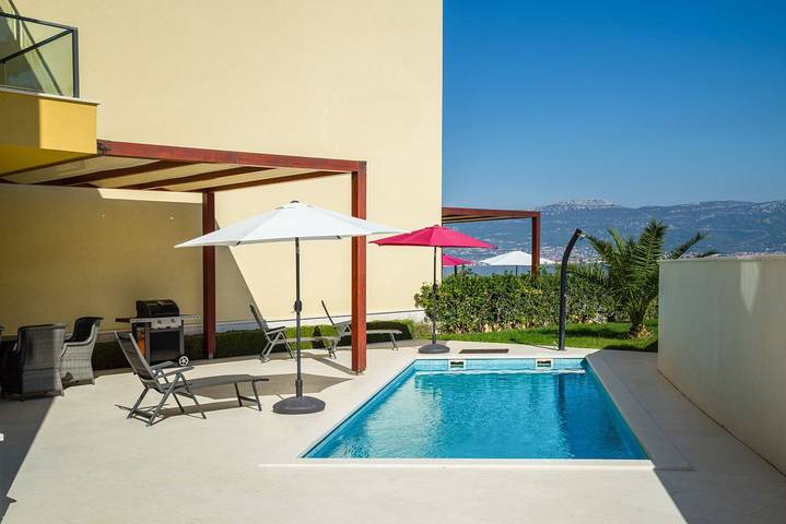 Villa pour 12 personnes, avec Balcon ainsi que Terrasse et Piscine à Slatine