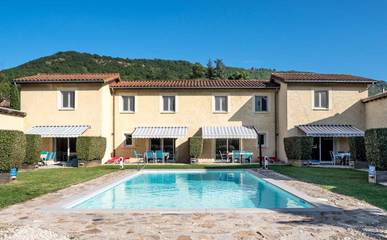 Gîte pour 6 personnes, avec piscine ainsi que vue et jardin à Gagnières