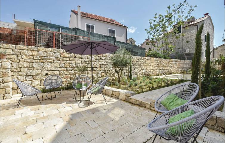 Charmante Ferienwohnung mit Pool, WLAN und Terrasse – 2,5 km vom Strand entfernt! in Split, Split-Dalmatien