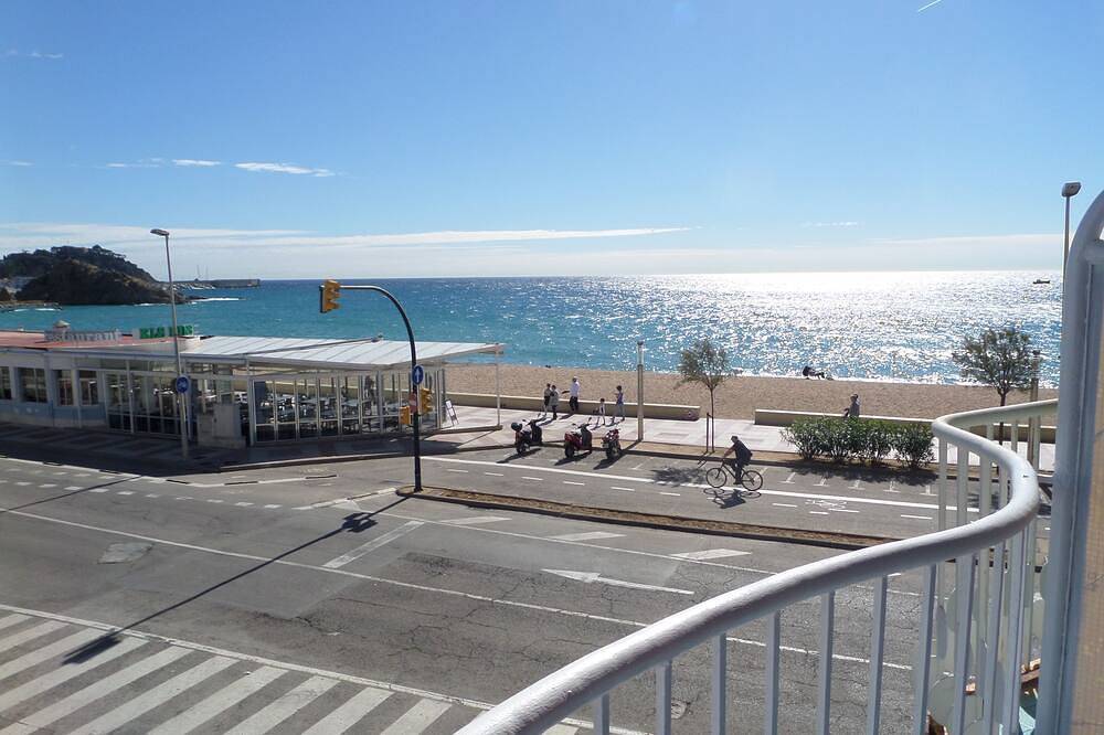 Entire apartment, Great Apartment In Sea Front. Best Possible Location In Town. in Els Pins Blanes, Blanes