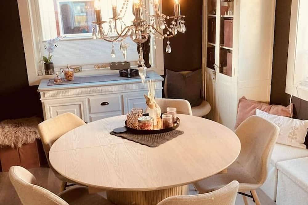 Ganze Wohnung, Welcome to our cozy, central apartment - a quiet respite in the middle of the city in Sentrum, Bodø