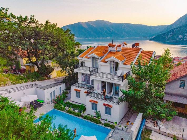 Gîte pour 6 personnes, avec jardin ainsi que vue et piscine, adapté aux familles dans Risan - 2