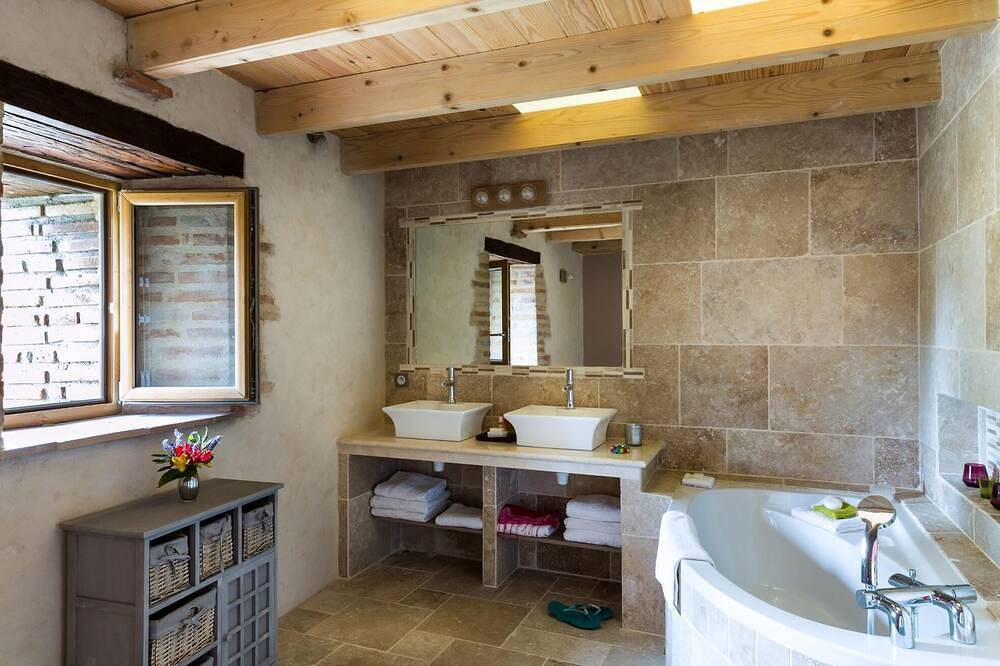 Maison de la Combe charming barn with pool and valley views in Laparade, Región de Marmande