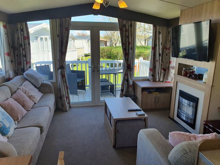 3-Bed Caravan, Sleeps 8 with Enclosed Decking in Thornton-Cleveleys, Lancashire
