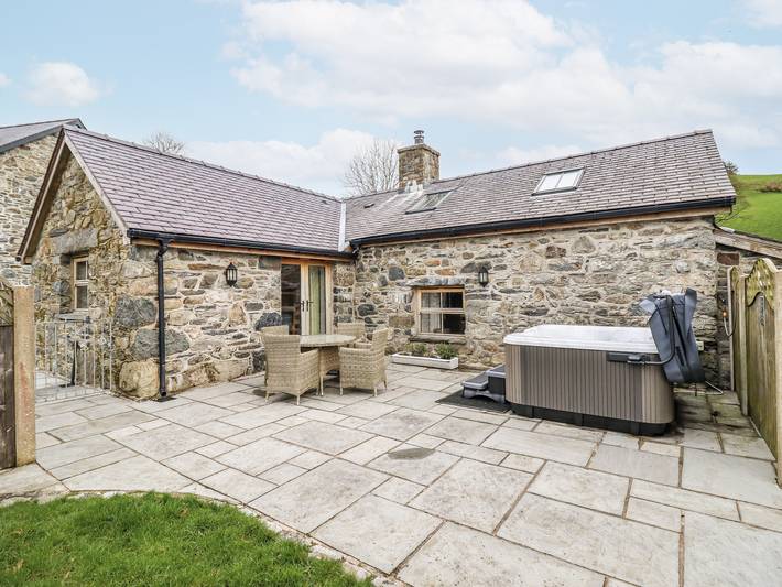 Cottage for 4 people, with hot tub and garden, with pets in North-Wales