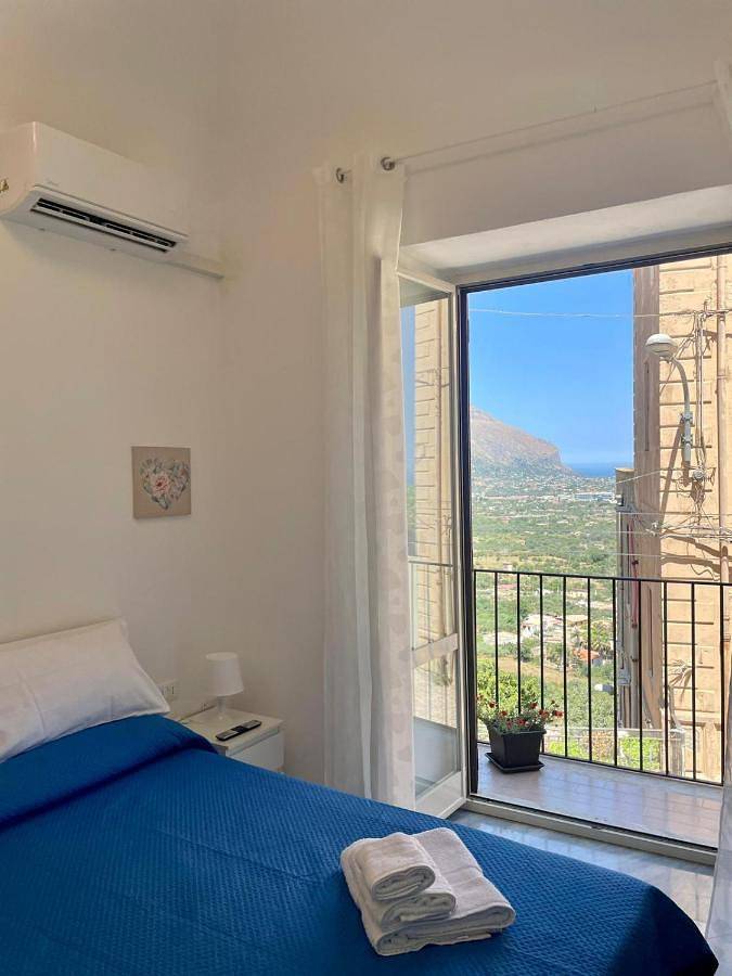 Ferienwohnung für 4 Personen, mit Balkon und Ausblick, mit Haustier in Carini