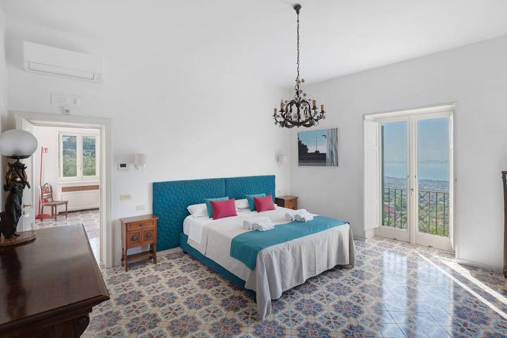 Villa Rosaldo con vistas al mar, terraza panorámica, jardín, parking y aire acondicionado in Piano di Sorrento, Sorrento Coast