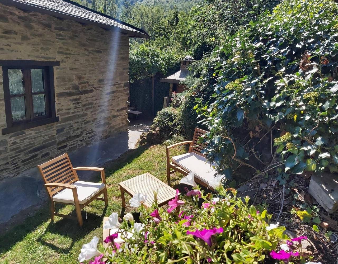 Gîte rural 'O Paxar' avec vue sur la montagne, terrasse privée et Wi-Fi in Samos (Lugo), Province de Lugo