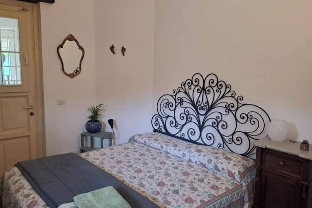 Double room with private bathroom and small exclusive garden in Narni, Terni Province