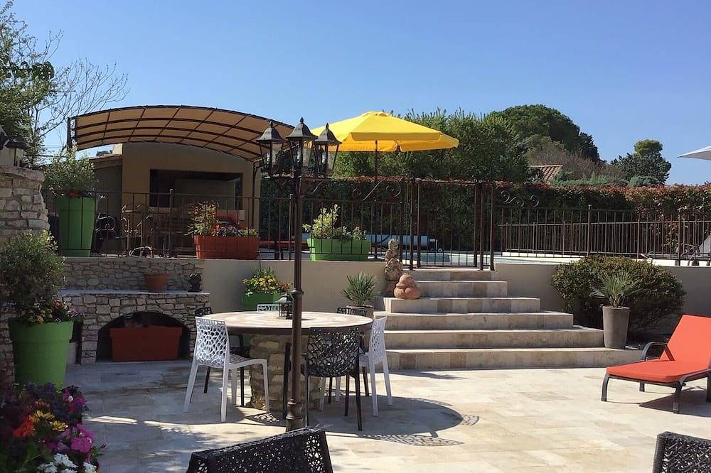 Maison 190m2 Chambres Climatisées, Piscine Privée, Proche Village in Velleron, Vaucluse